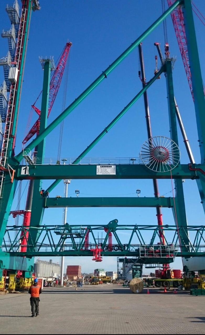 Trabajo de mantenimiento de gruas EMEG