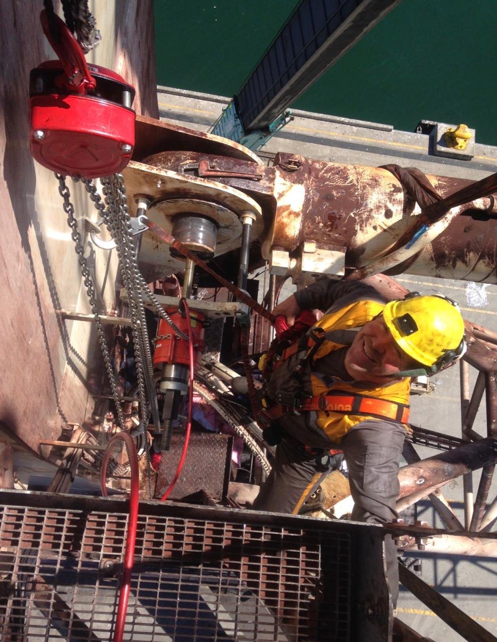 Trabajo de mantenimiento de gruas EMEG