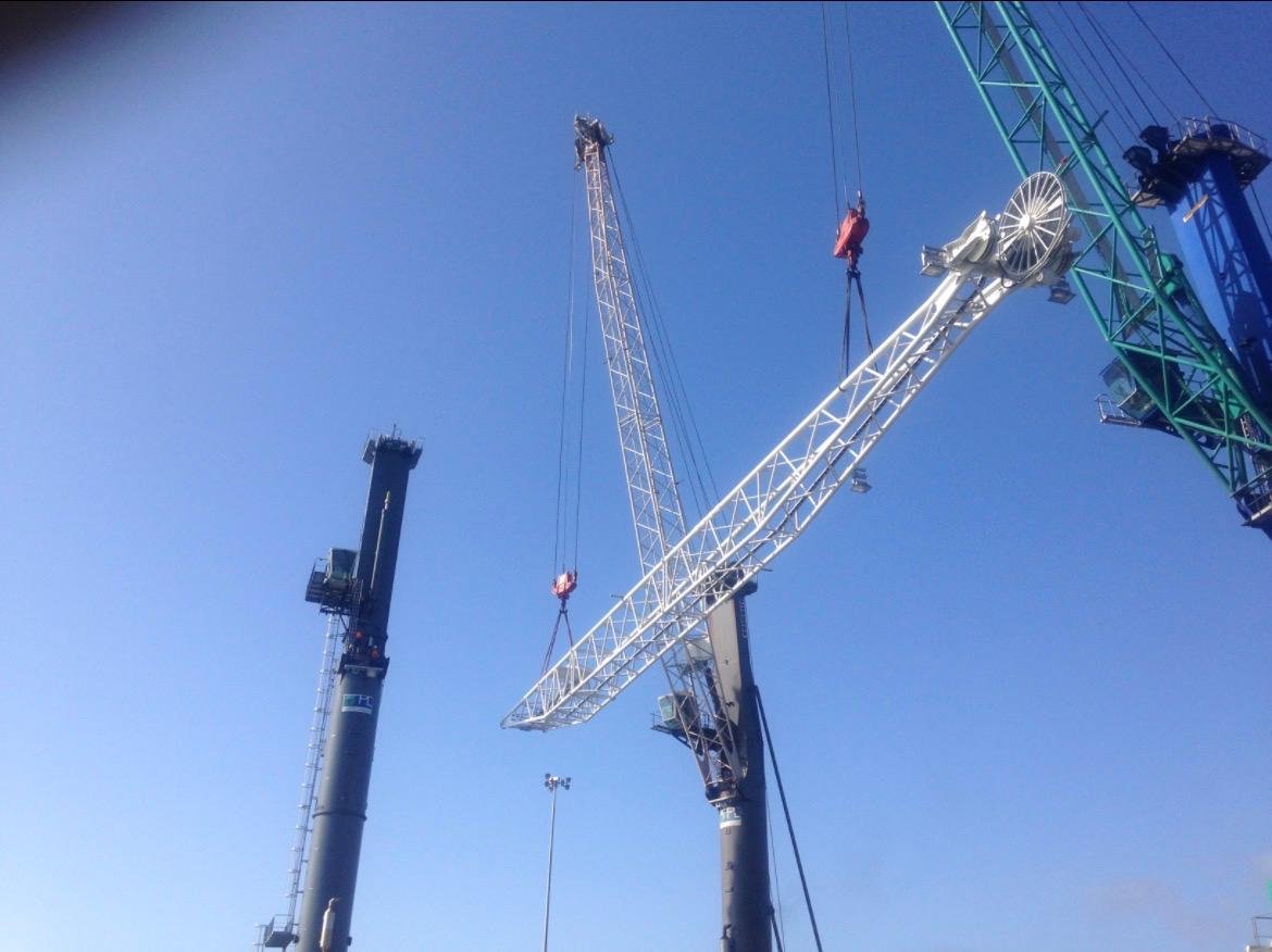 Trabajo de mantenimiento de gruas EMEG