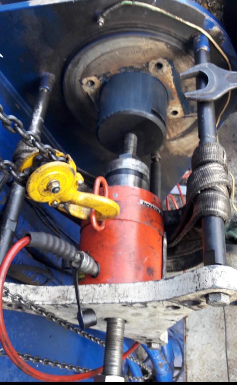 Trabajo de mantenimiento de gruas EMEG
