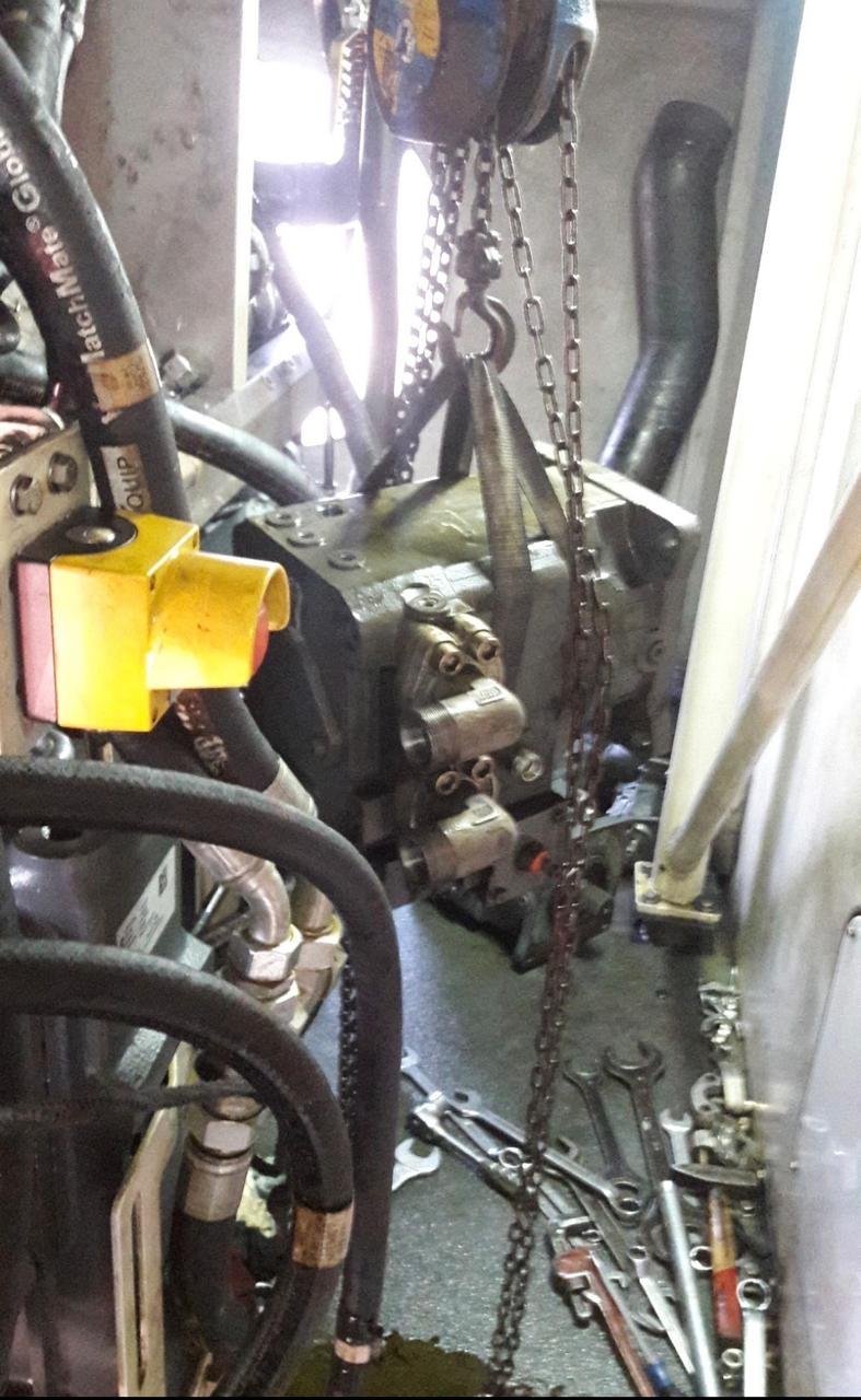 Trabajo de mantenimiento de gruas EMEG