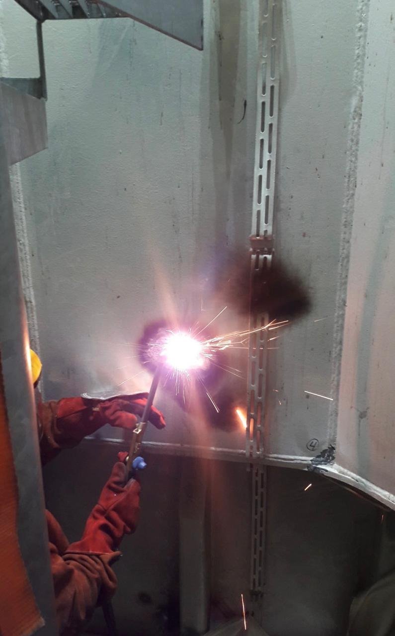 Trabajo de mantenimiento de gruas EMEG