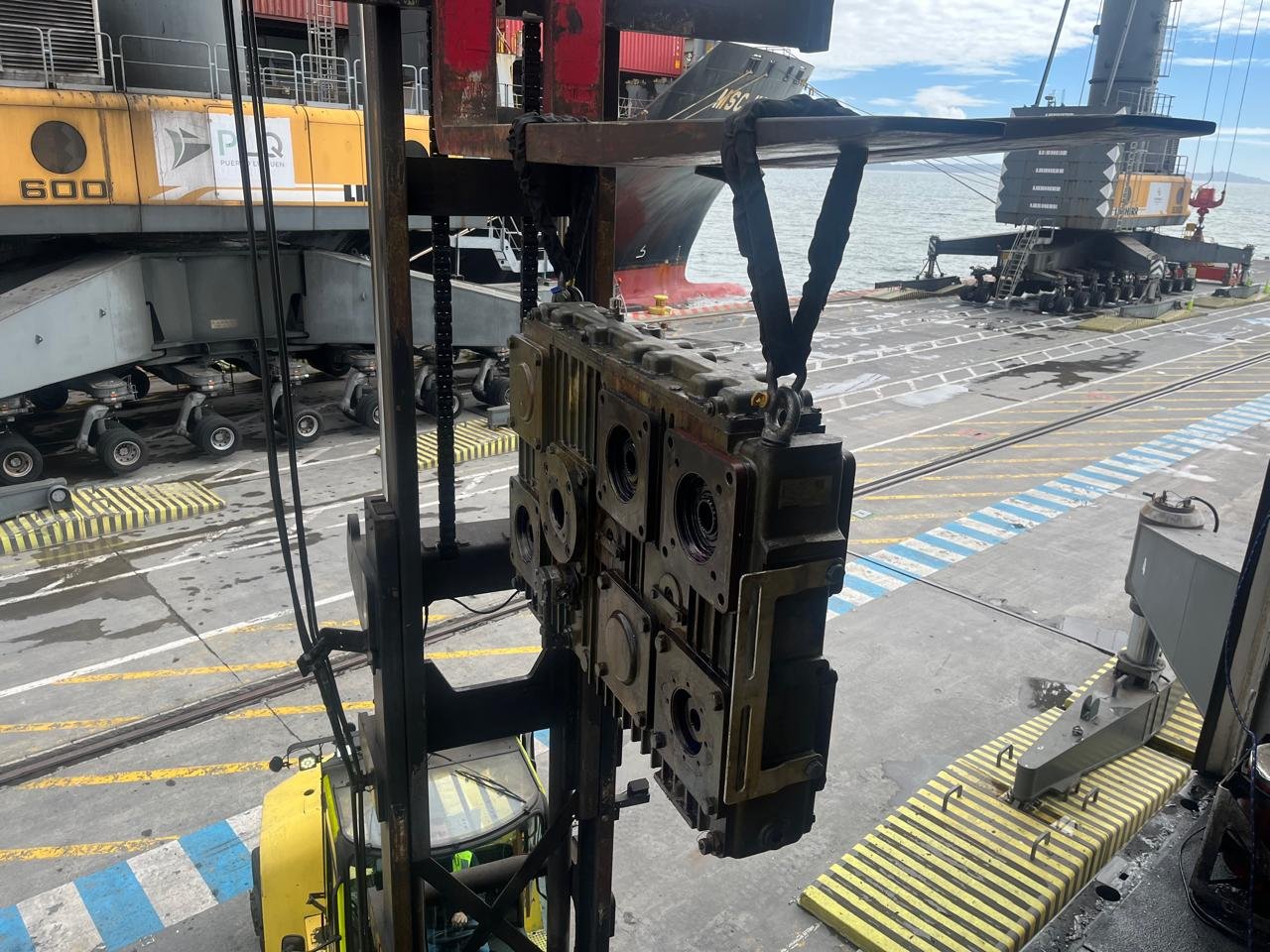 Técnicos interviniendo un componente de grúa